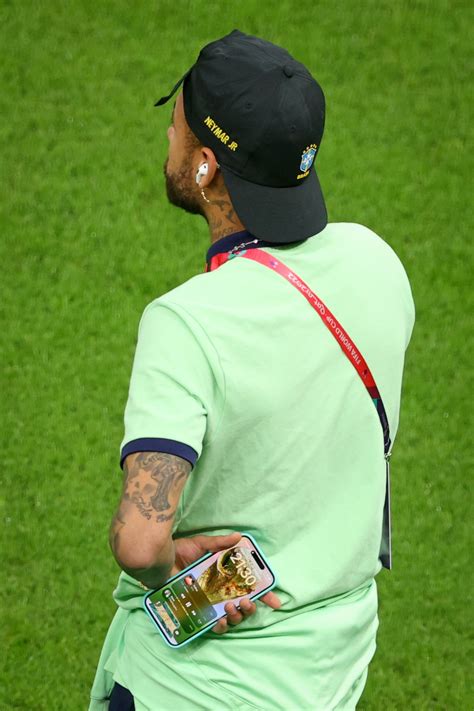 Neymar aparece foto da taça da Copa do Mundo no celular e viraliza