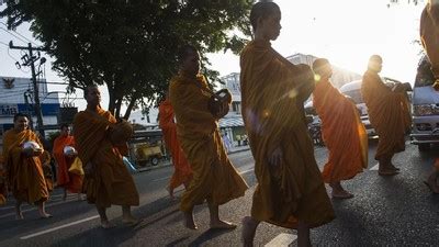 Cetak Rekor Muri Biksu Jalan Kaki Dari Thailand Ke Borobudur