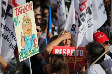 Professores Concentrados Junto A Escola De Our M Onde Marcelo Tem Aula