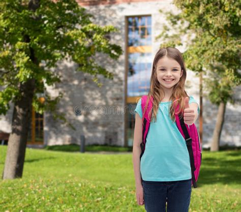 Joyeuse Fille Préadolescente Avec Sac à Dos Allant à L école Le Jour D