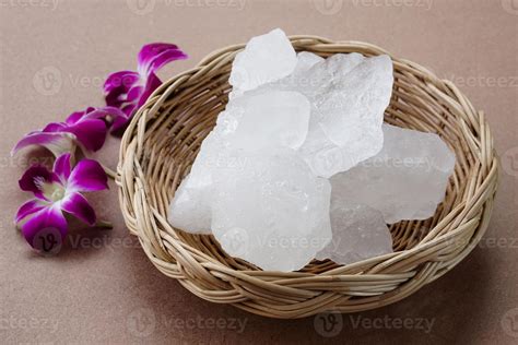 Piedras De Alumbre Cristalinas O Alumbre De Potasio En Canasta Decoradas Con Flores útil Para