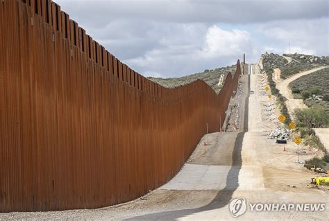 교착상태의 美이민문제미국 멕시코 국경장벽 넘는 이민자들 연합뉴스