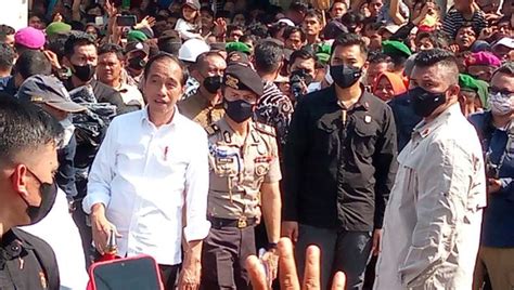 Antusias Warga Menyambut Kedatangan Jokowi Di Bagan Deli Belawan