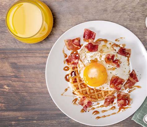 Waffle Con Huevo Estrellado Miel Maple Y Bites De Tocino