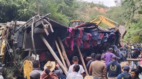 Mueren 25 Personas Al Caer Un Autobús De Pasajeros A Un Barranco En México 24horas