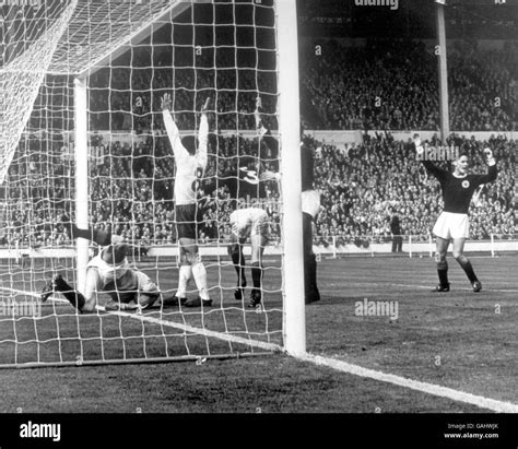 Ronnie Simpson Goalkeeper Hi Res Stock Photography And Images Alamy