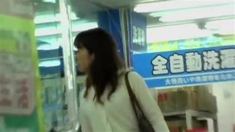Sharking Skirt From A Hot Lady In Japan Who Went Shopping Porn Videos