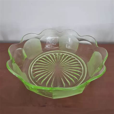 VINTAGE ART DECO Green Uranium Glass Dessert Bowl 4 Parfait Dishes