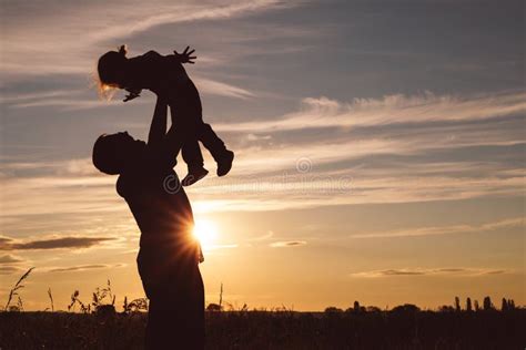 Pai E Dois Filhos Que Jogam Na Praia No Tempo Do Por Do Sol Foto De