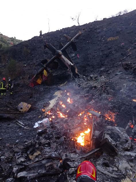 Canadair Precipitato Sull Etna Non Si Trovano I Resti Dei Piloti Il