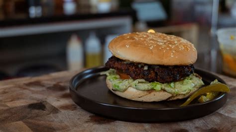 Hamburguesas caseras al carbón Chef en proceso