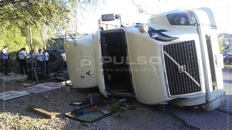 Falla mecánica provoca volcadura de un tráiler FOTOGALERÍA