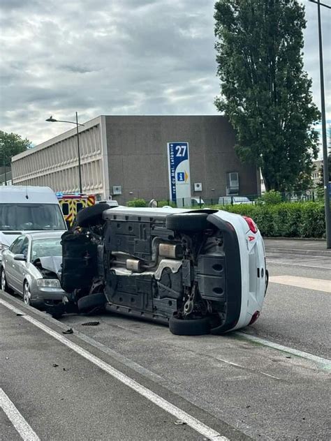 Strasbourg Ivre il percute deux véhicules stationnés