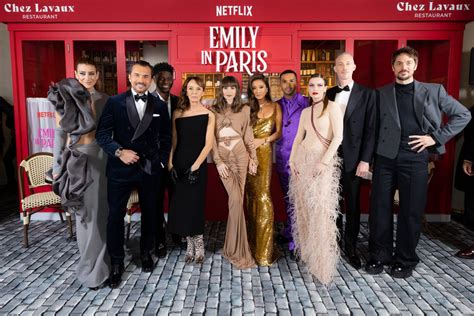 On dit OUI au cast dEmily in Paris à lavant première de la saison 3