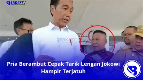 Pria Berambut Cepak Tarik Lengan Jokowi Hampir Terjatuh Berkatnews TV