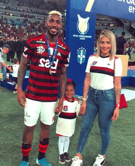 Esposa do jogador Gerson ex Flamengo anuncia separação Não somos