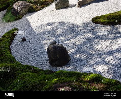 Traditional Japanese rock and sand garden Stock Photo - Alamy