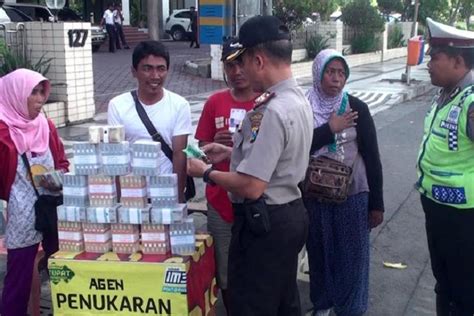 Fenomena Jasa Penukaran Uang Yang Marak Jelang Lebaran Tampang