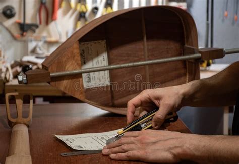 Concentrar se Nas Mãos Do Fabricante De Instrumentos Cortando Títulos