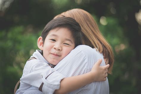 공원에서 그녀의 아들과 함께 포옹 하는 아시아 어머니 가족에 대한 스톡 사진 및 기타 이미지 가족 귀여운 남성 Istock