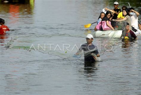 Menjaring Ikan Ditengah Banjir Antara Foto