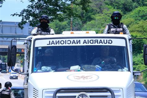 Chofer intenta huir de la Guardia Nacional y vuelca camión con más de