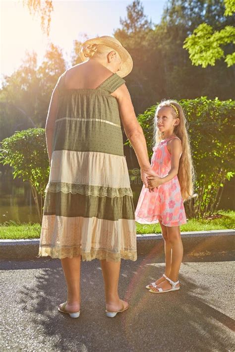 Fille Avec La Vue De Dos De Grand Maman Image Stock Image Du Vieux été 98751531