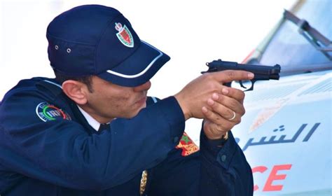 Casablanca Un Brigadier De Police Contraint Dutiliser Son Arme Pour