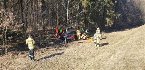 Lipniak Mercedes wypadł z drogi i zatrzymał się na drzewach Gazeta