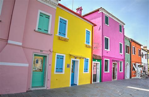 Lucadea Le Case Colorate Tra Le Calli Di Burano