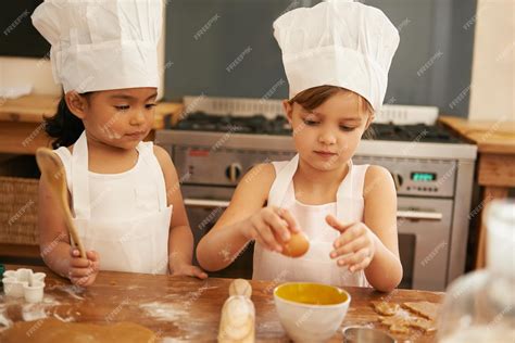 Los Niños Hornean En La Cocina Para Aprender Y Desarrollar Habilidades