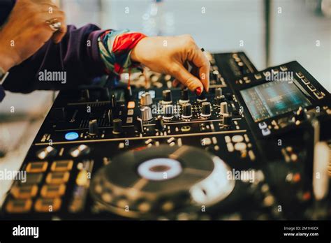 El DJ toca el escenario en el club nocturno y mezcla música en la