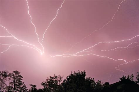 V ponedeljek možne močnejše nevihte s točo in razlivanje vodotokov