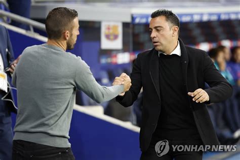 Fc바르셀로나 4년만에 라리가 정상메시 보내고 첫 우승 한국경제