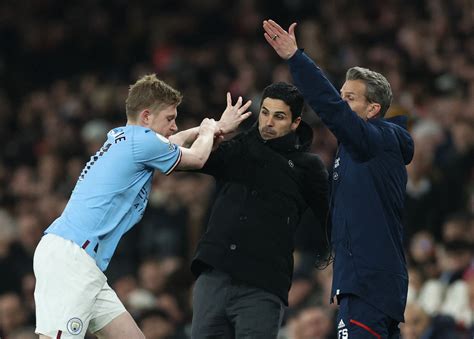 De Twee Gezichten Van Kevin De Bruyne De Rust Zelve Naast Een Veld