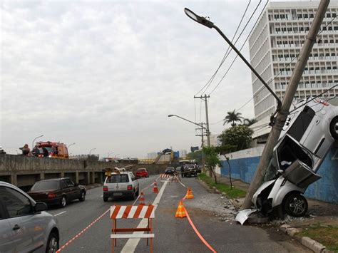 G Ap S Colis O Carro Fica Preso Entre Poste E Muro Na Avenida Do