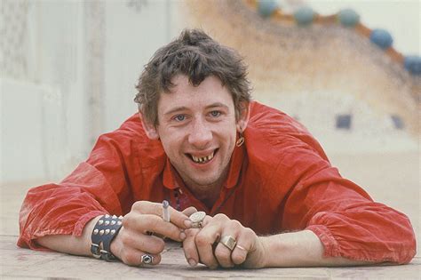 Shane Macgowan Tait Un Infernal Chaotique Et Un Conteur N Reelnouvelles