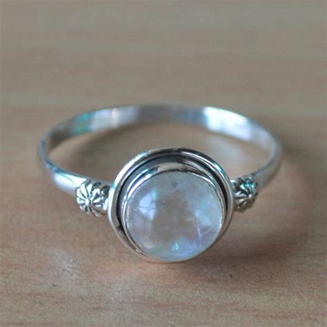 Moonstone Birthstone Ring, बर्थस्टोन रिंग, बर्थस्टोन वाली अंगूठी in ...