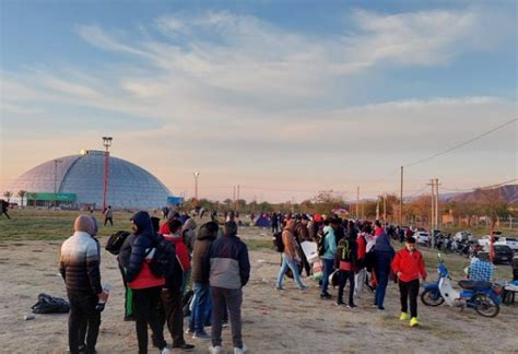 Largas Colas Para Sacar Entradas Para Ver El Encuentro Entre River Vs