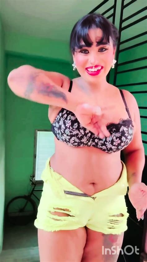IG Hot Bold Model Shilpa Official 6 9 Sexy Cleavage Show
