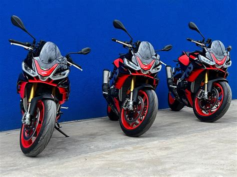 Купить б у Aprilia Tuono V4 инжектор 6 передач в Москве чёрный naked bike 2022 года по цене 2