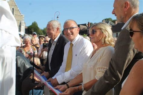 La statue de Bourvil inaugurée à La Vieille Lyre par le fils de l acteur