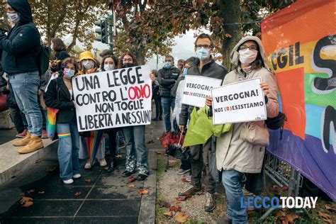 Foto Lecco Trenta Associazioni Protestano Contro L Affossamento Del