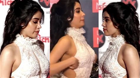 Jhanvi Kapoor Hot Boob Silp At Lokmat Most Stylish Awards Youtube