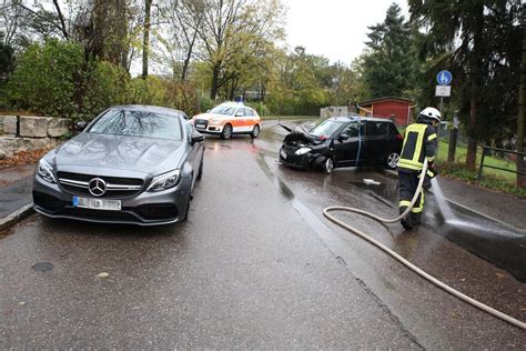 Schwerer Unfall Autos Sto En Frontal Zusammen