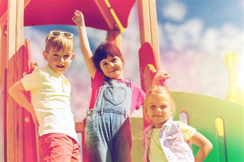 Groupe Denfants Heureux Sur Le Terrain De Jeu Denfants Photo Stock