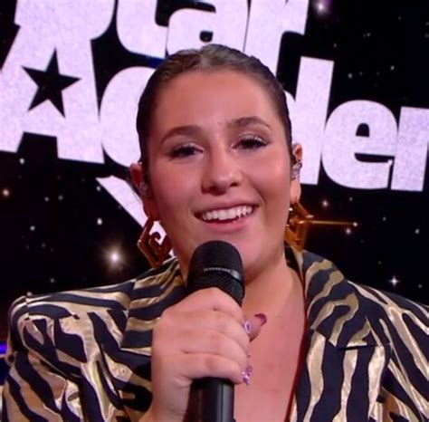 Clara fraîchement éliminée de la Star Academy elle part en tournée