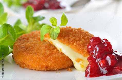 Knusprig Gebackener Camembert Mit Preiselbeeren Stock Photo Adobe Stock