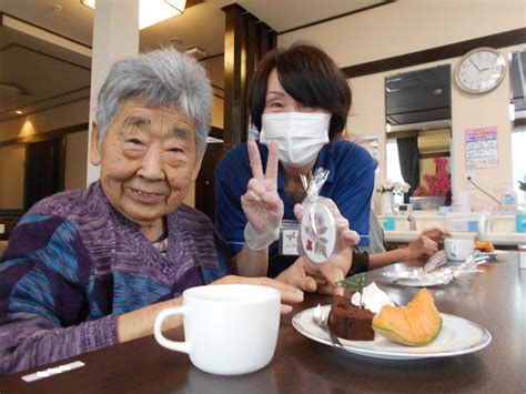 あずみ苑スタッフぶろぐ｜レオパレス21グループの介護施設 母の日のお祝いをしました／市原市「あずみ苑ラ・テラス市原」