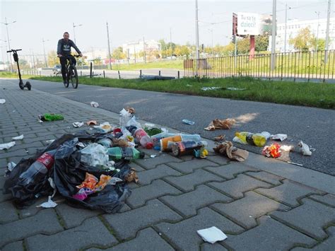 Ale wstyd Sterta śmieci na ścieżce rowerowej i chodniku przy ul